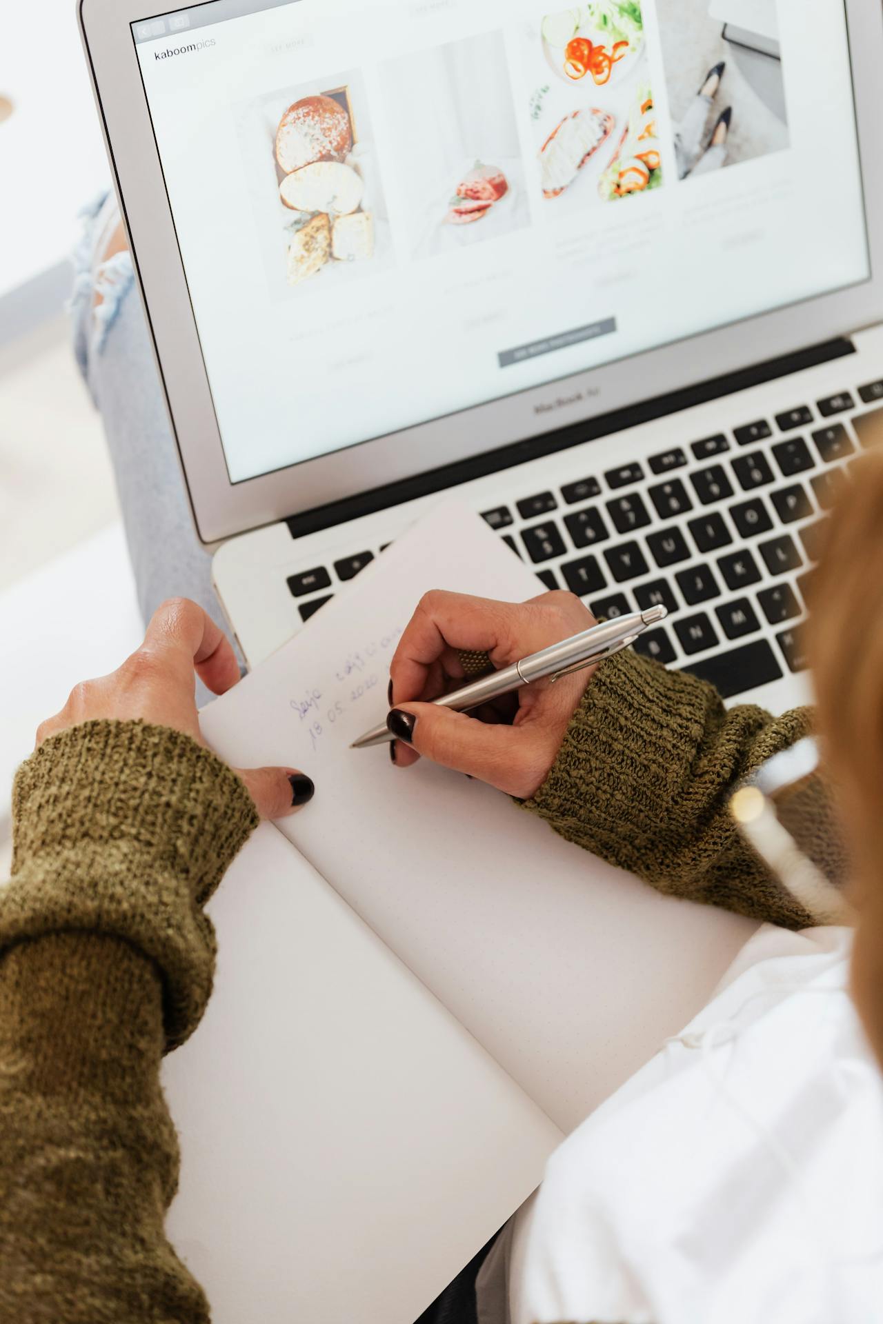 Foto de Photo By: Kaboompics.com: https://www.pexels.com/es-es/foto/mujer-creativo-ordenador-portatil-cuaderno-4468011/