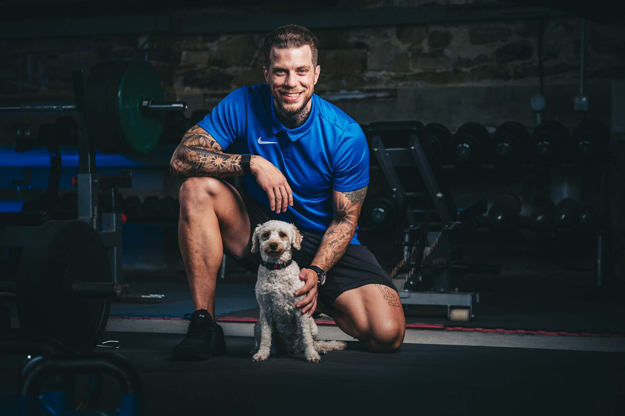 Personal Trainer mit Pudel.