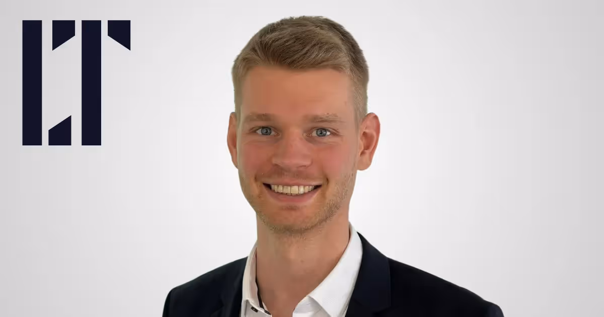 Porträt von Lars Thielen vor hellgrauem Hintergrund mit Logo oben links