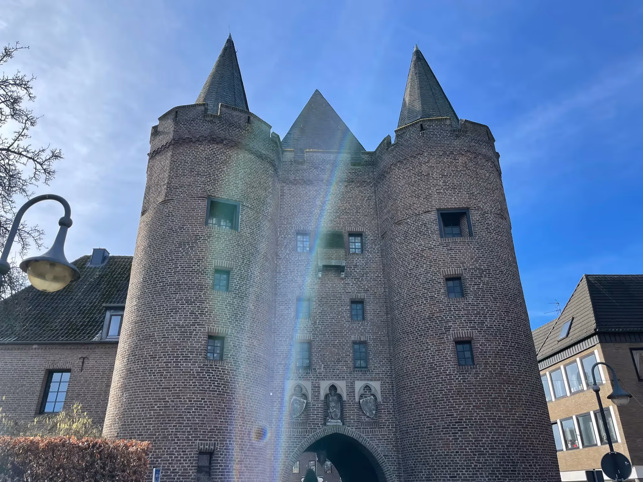 Steintor in Goch vor blauem Himmel