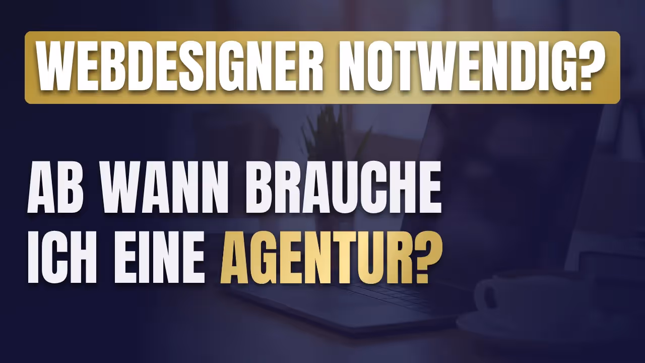 Schriftzug „Webdesigner notwendig? Ab wann brauche ich eine Agentur?“ vor dunklem Hintergrund mit angedeutetem Laptop und Kaffeetasse.