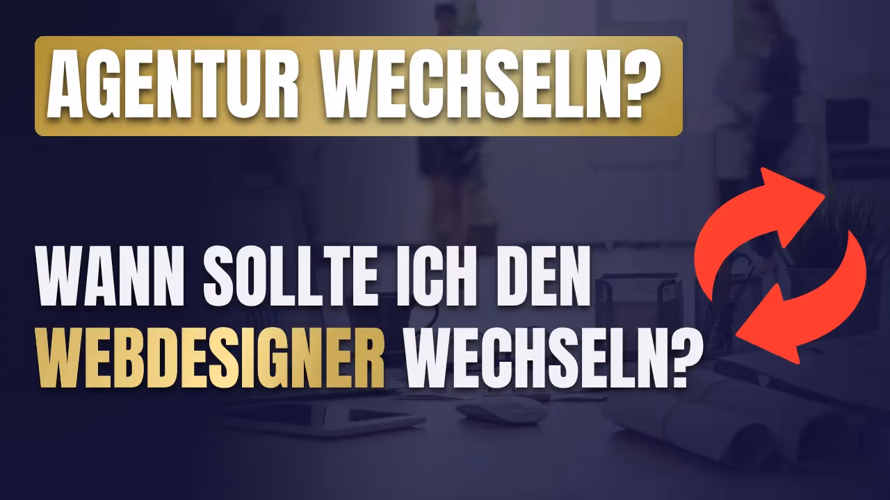 Schriftzug „Agentur wechseln? Wann sollte ich den Webdesigner wechseln?“ mit rotem Doppelpfeil-Symbol auf dunklem Hintergrund mit angedeutetem Schreibtisch.