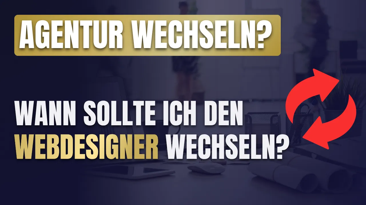 Schriftzug „Agentur wechseln? Wann sollte ich den Webdesigner wechseln?“ mit rotem Doppelpfeil-Symbol auf dunklem Hintergrund mit angedeutetem Schreibtisch.