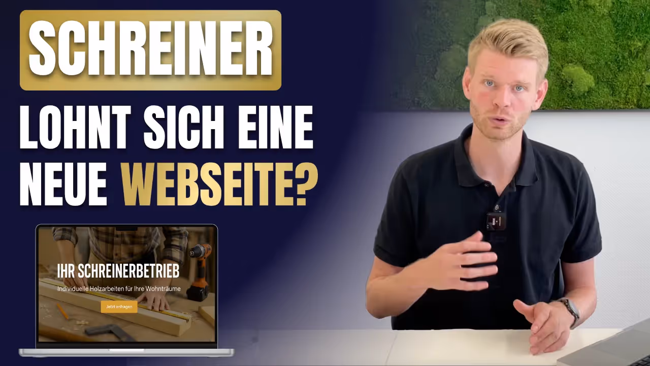 Mann erklärt vor Kamera, warum sich eine moderne Webseite für Schreinereien lohnt, mit Beispiel-Website auf Laptop