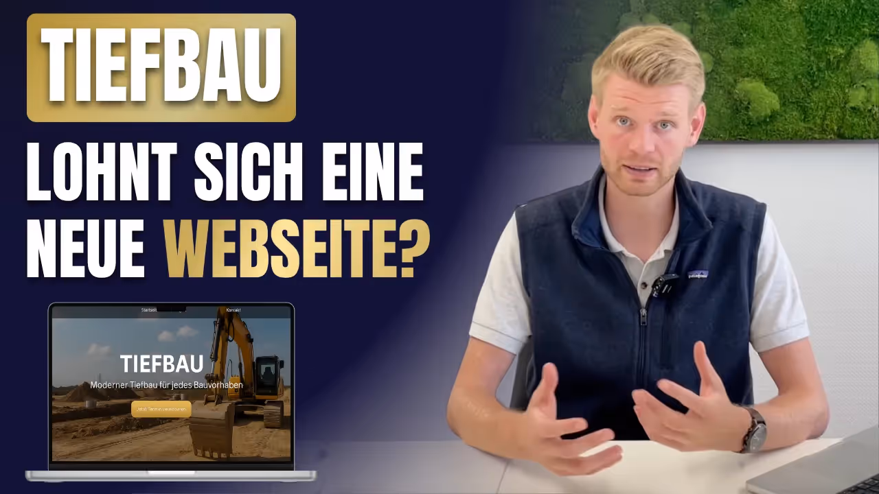 Mann erklärt am Schreibtisch, ob sich für Tiefbau-Unternehmen eine neue Webseite lohnt; links eingeblendeter Schriftzug: „Tiefbau – Lohnt sich eine neue Webseite?“ mit Laptop und Baggerbild