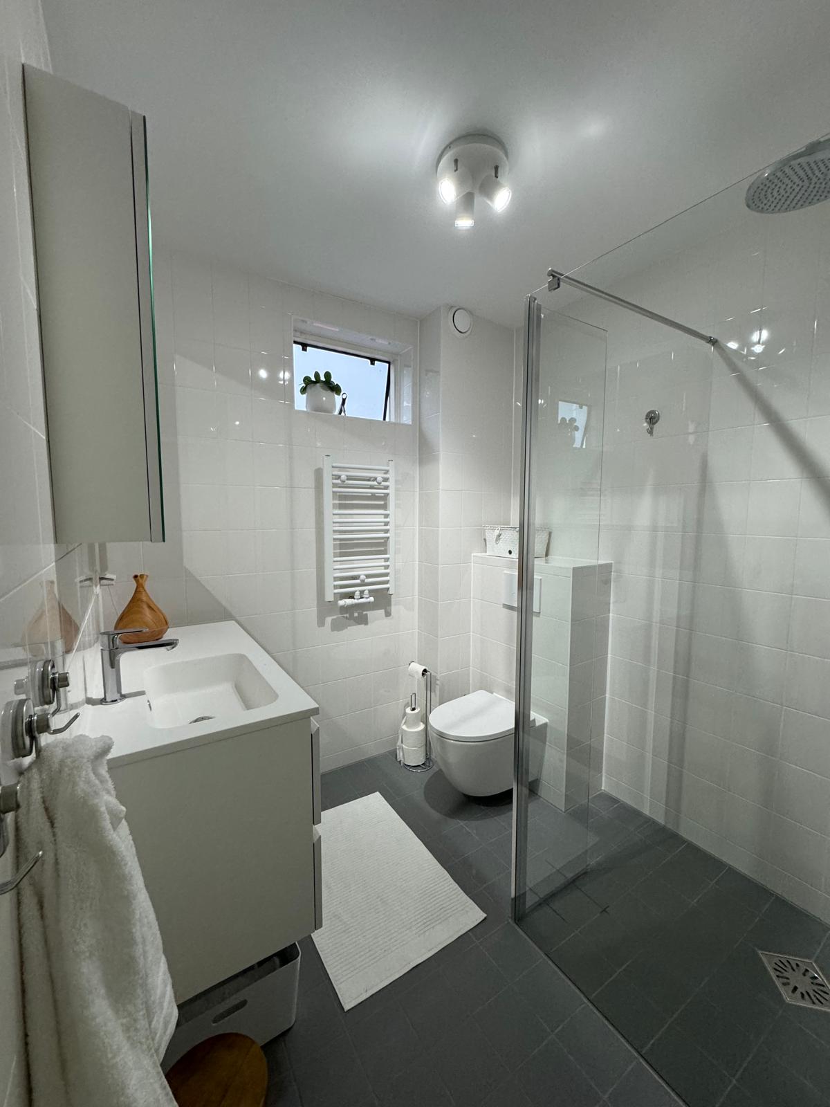 Foto van nieuwe badkamer