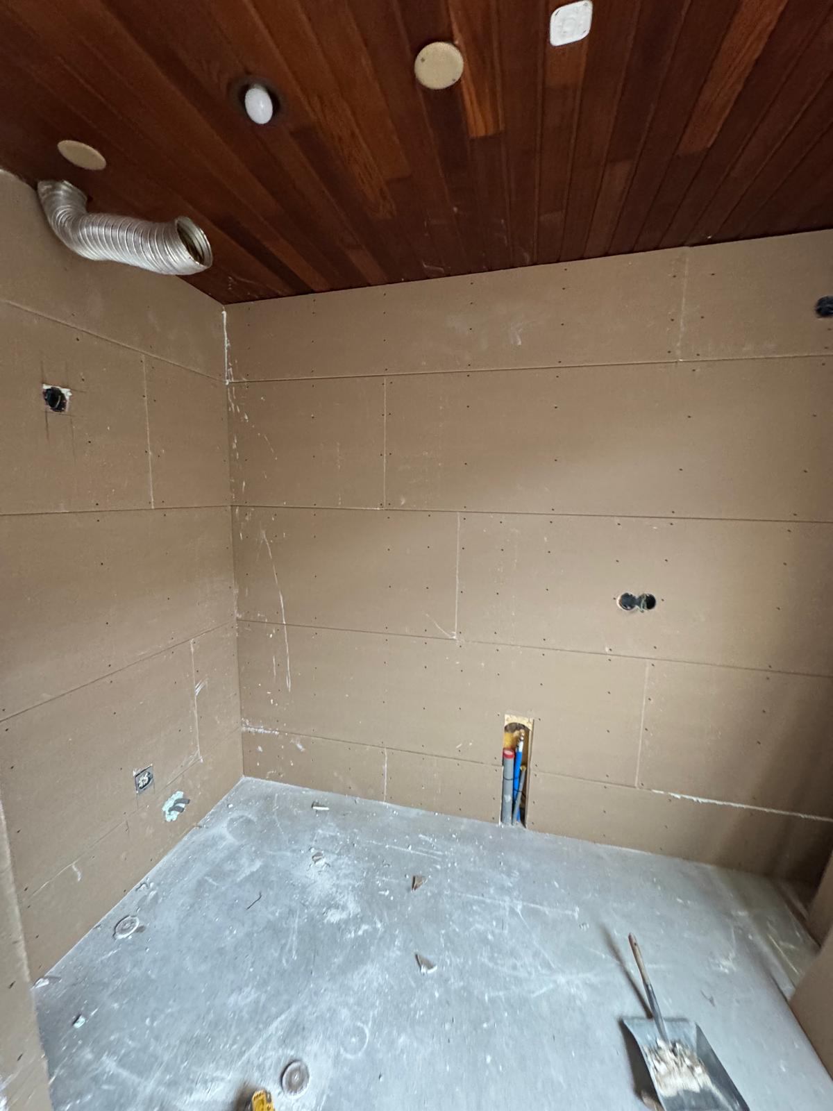 Foto van keuken waaraan gewerkt wordt.