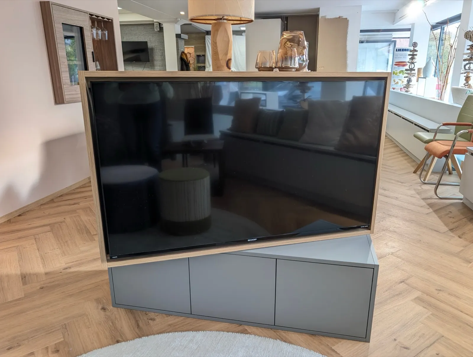 Vorderseite des TV-Schranks mit Fernseher