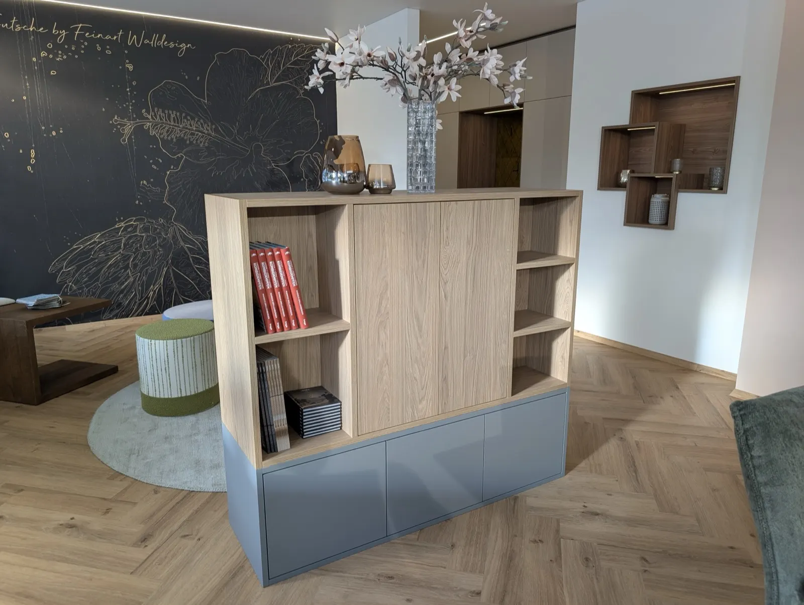Rückseite mit geschlossenem Schrank und Bücherregal