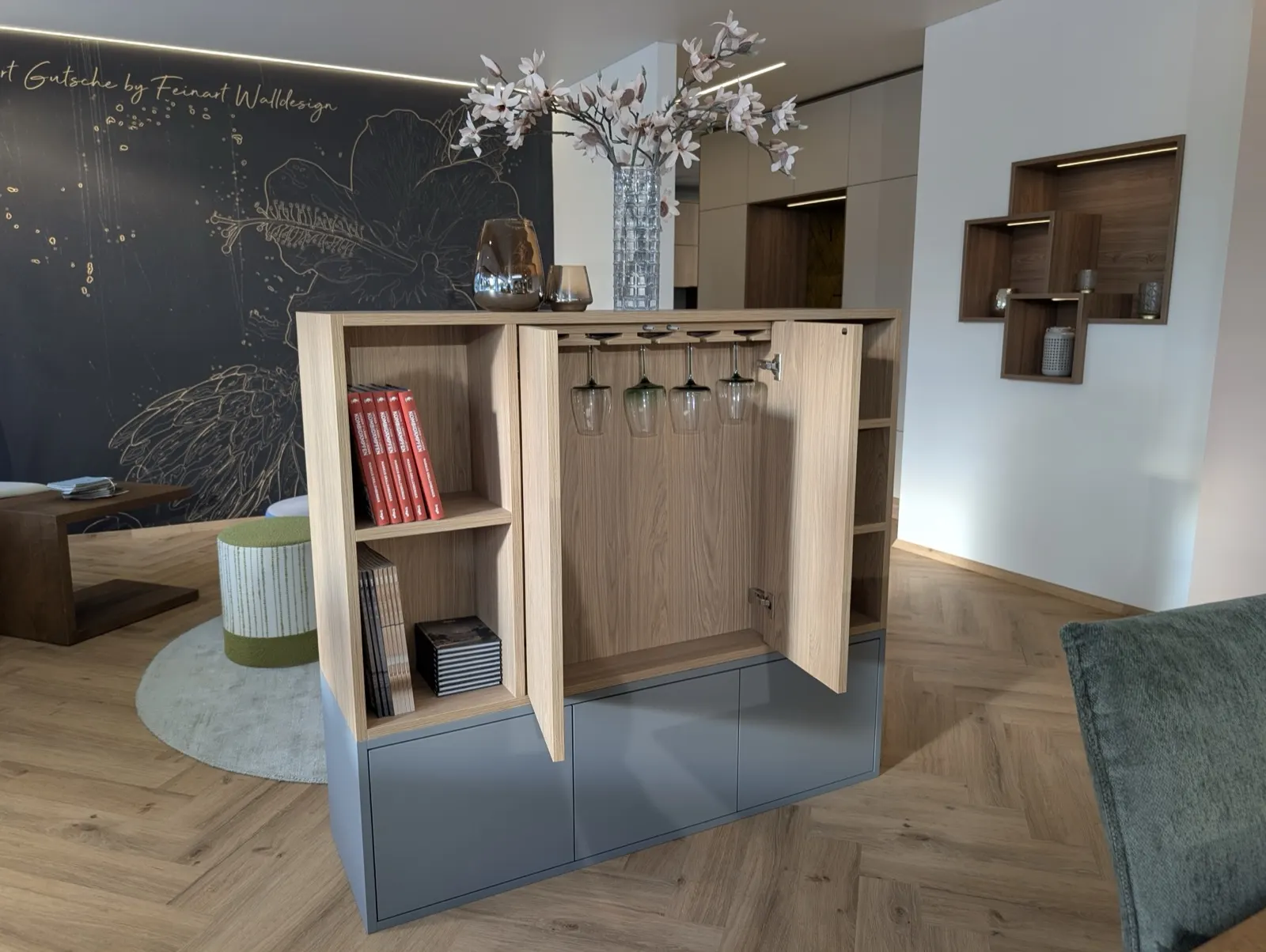 Geöffneter Barschrank mit Gläserhalter auf der Rückseite