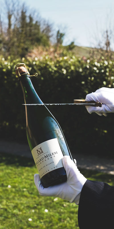 Cliente procédant à la dégustation