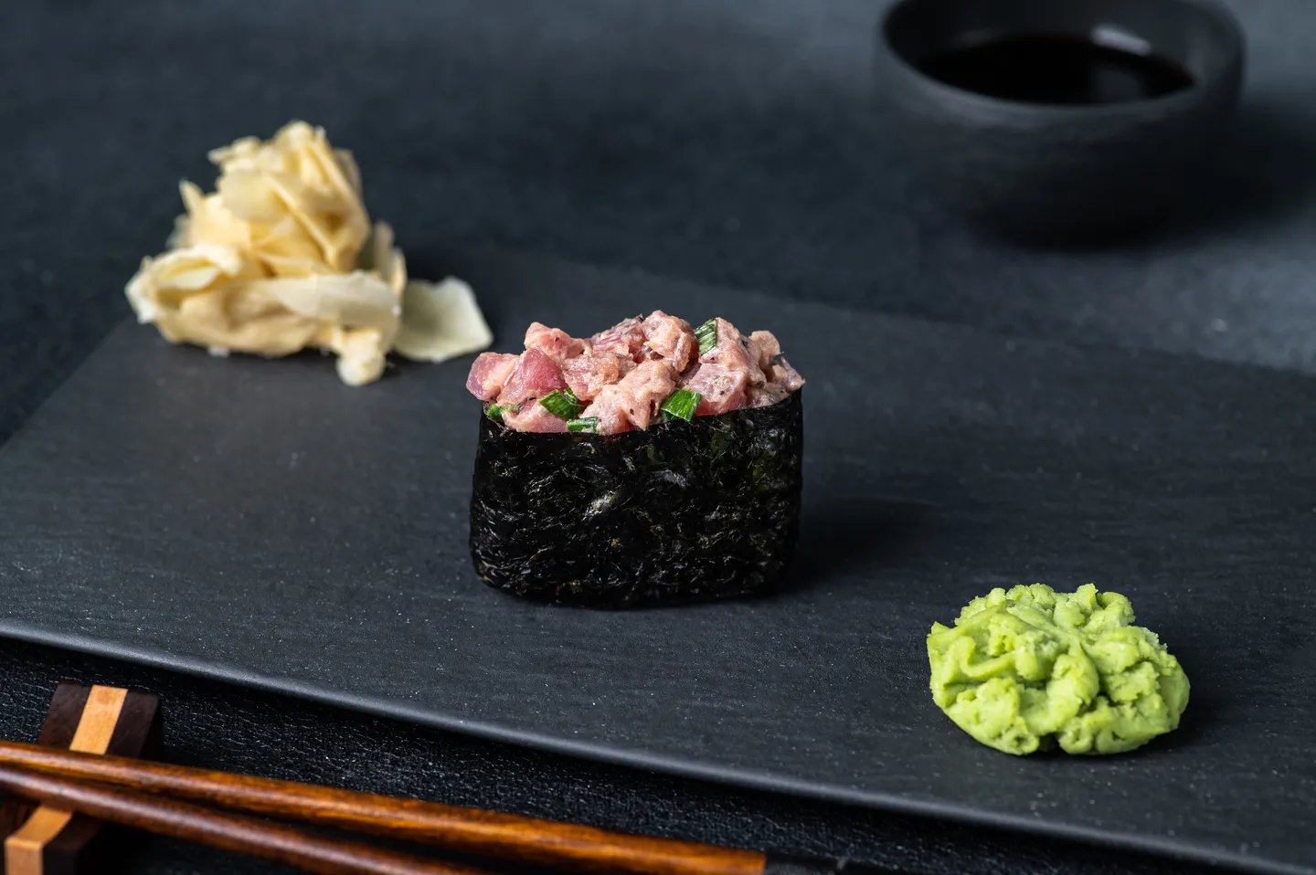 Spicy tuna gunkan with truffle