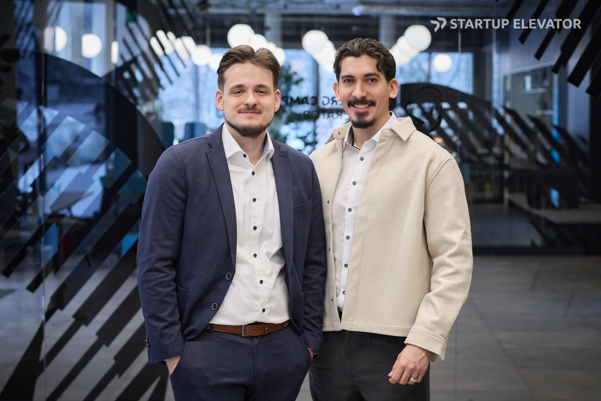 Die beiden Mitgründer Julian Weber (links) und Roberth Perez (rechts) beim Kick-off-Meeting des Startup-Elevator-Programms am Weinberg Campus in Halle.