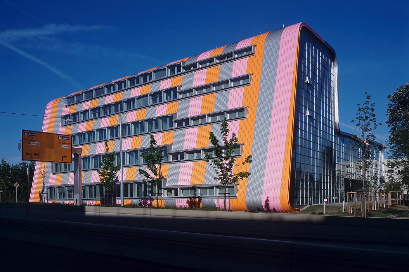 Die 2001 fertiggestellte Experimentelle Fabrik in Magdeburg verbindet angewandte Forschung, Technologieentwicklung und Unternehmertum – und ist jetzt das neue Zuhause der Be2Byte GmbH.