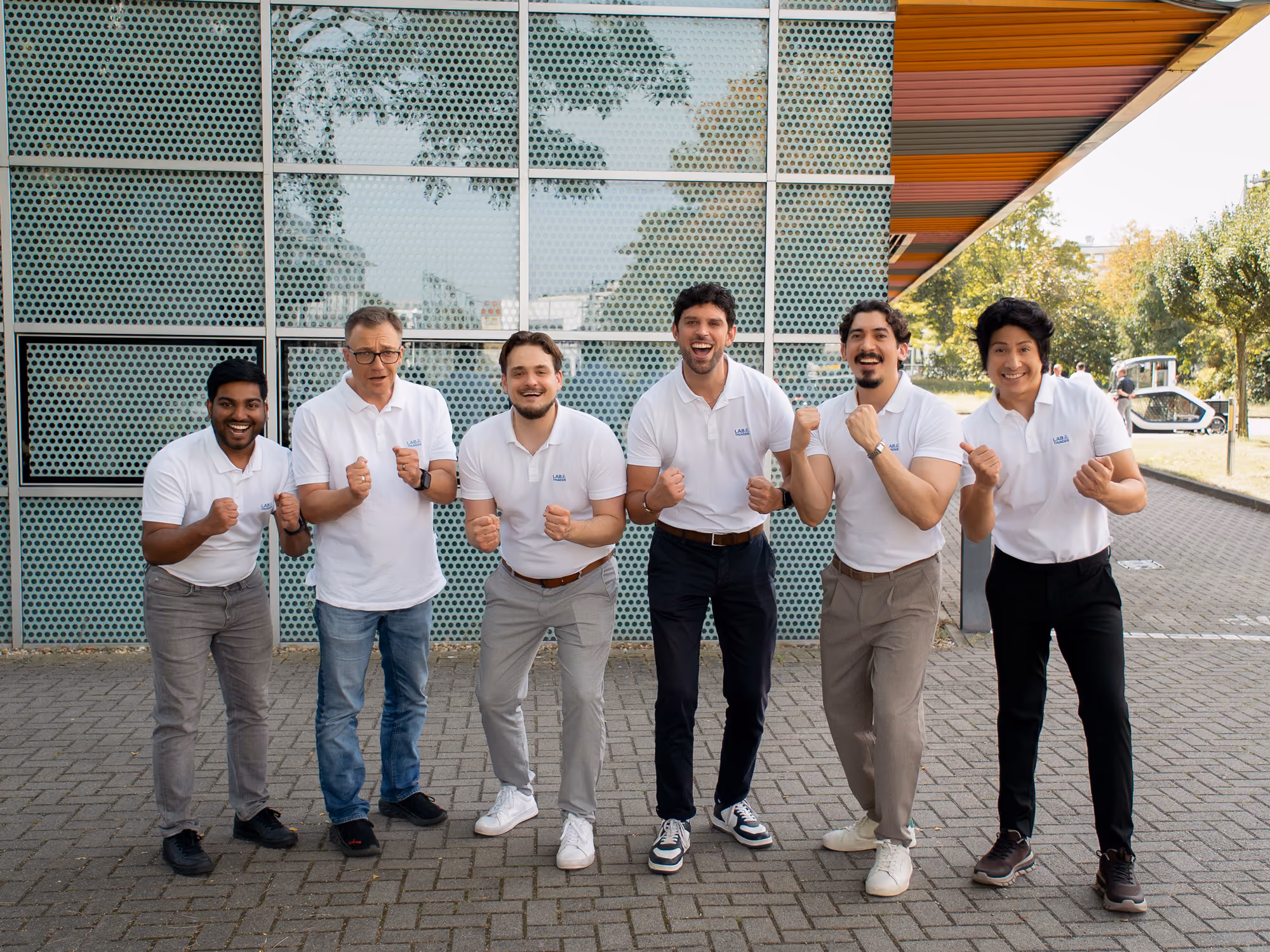 Das Team hinter LabThunder: Mit 500.000 Euro Investment gestalten wir die nächste Phase des KI-gestützten Wissensmanagements im Labor.
