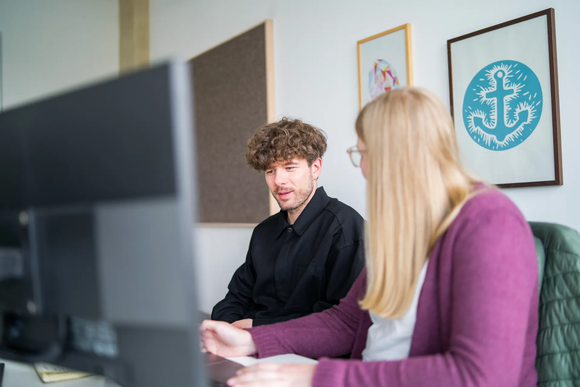 Teamarbeit am Laptop
