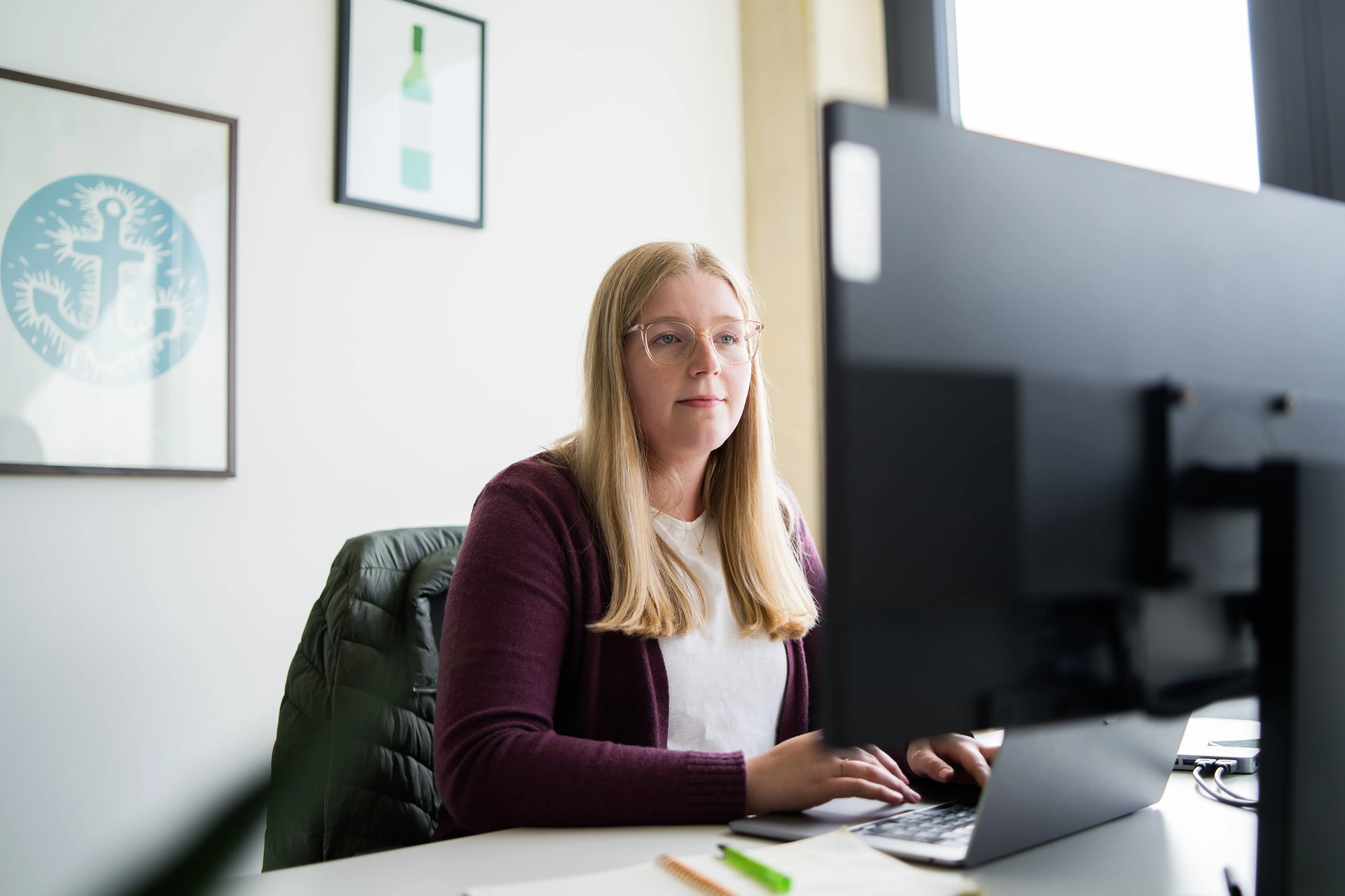 runHR Mitarbeiterin am Computer