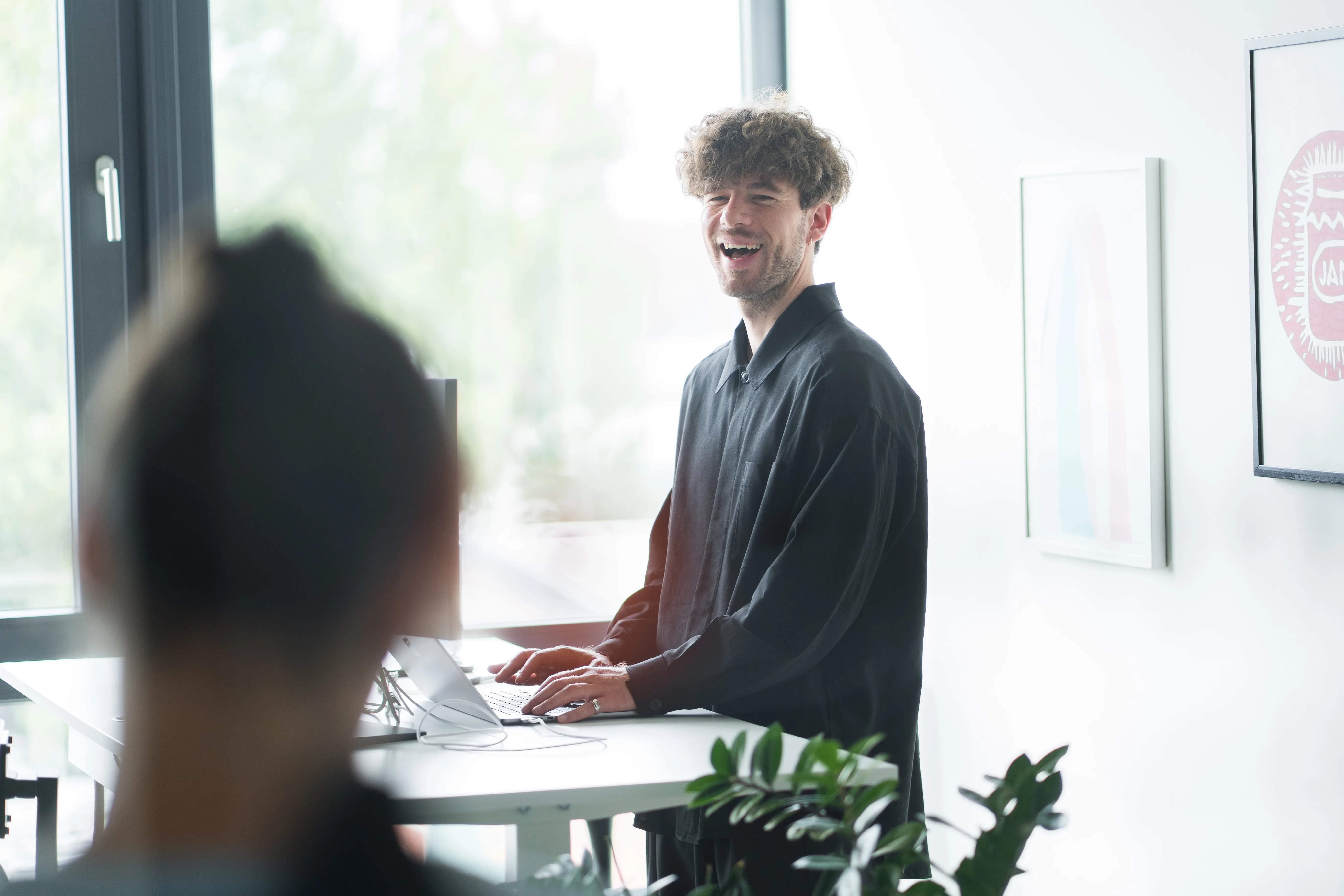 Drei Kollegen im offenen Austausch.