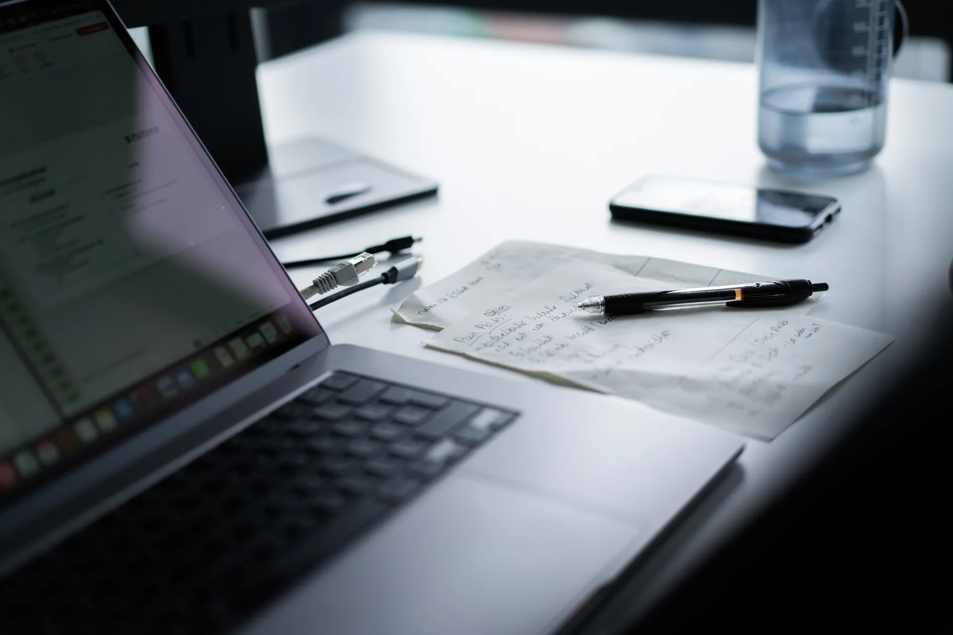 Laptop und To-Do Liste