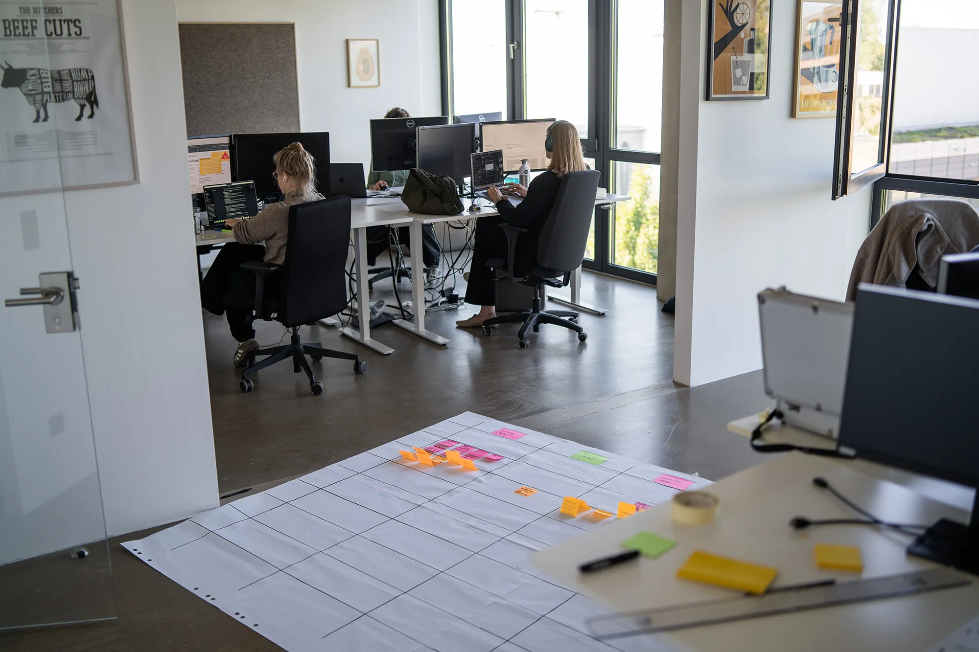 Gruppe von Kollegen arbeitet im Büro