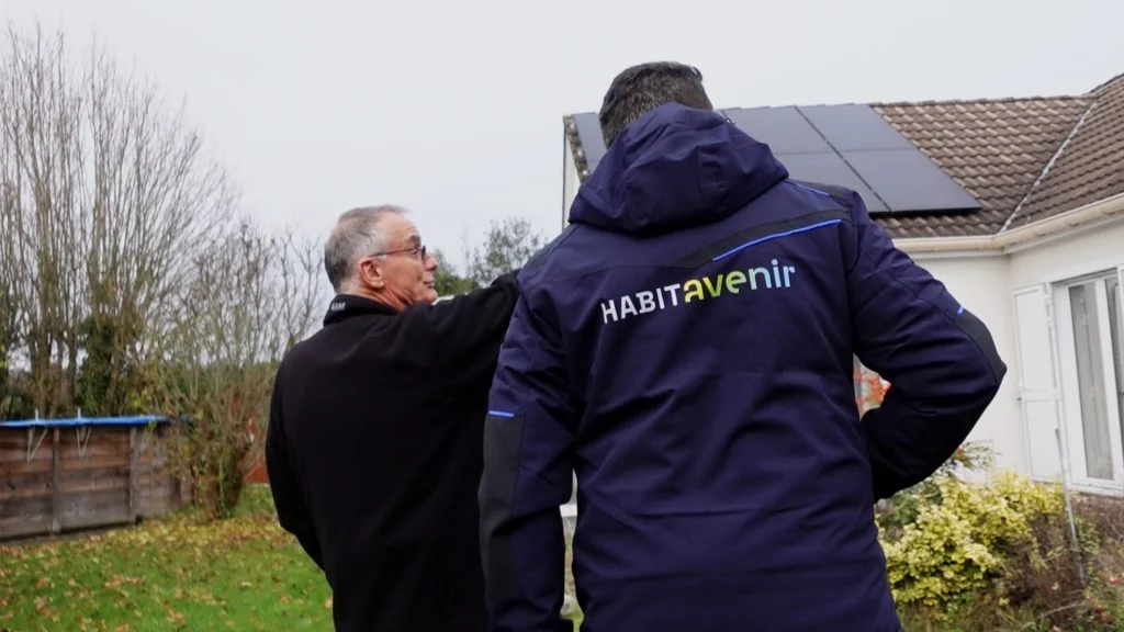 Deux personnes discutant de l'installation de panneaux solaires