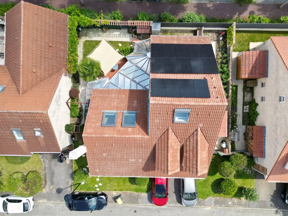 Maison avec des panneaux solaires installés sur le toit.