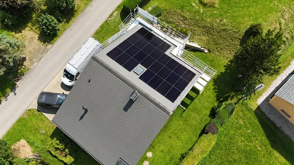 Vue aérienne d’une installation solaire sur le toit d'une maison