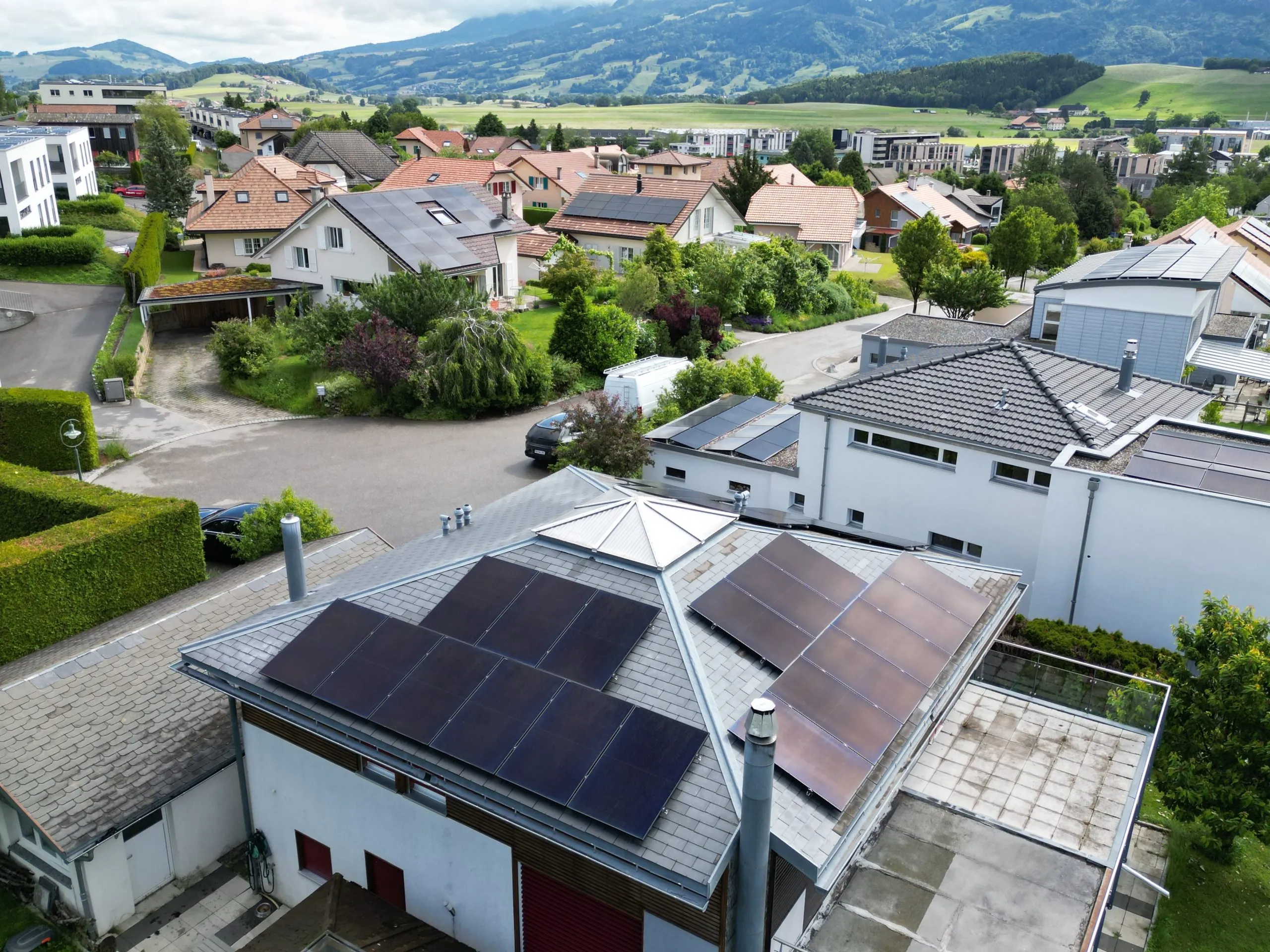Vue aérienne d’une habitation avec panneaux solaires 
