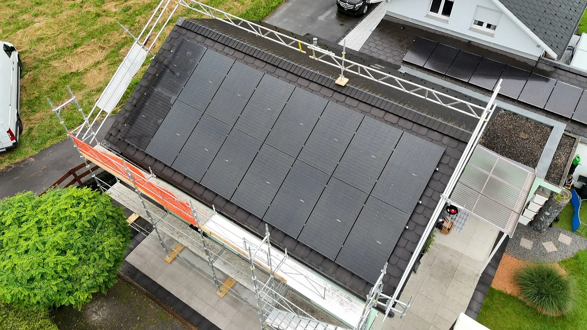 Maison isolée avec une installation solaire sur son toit, vue du dessus.