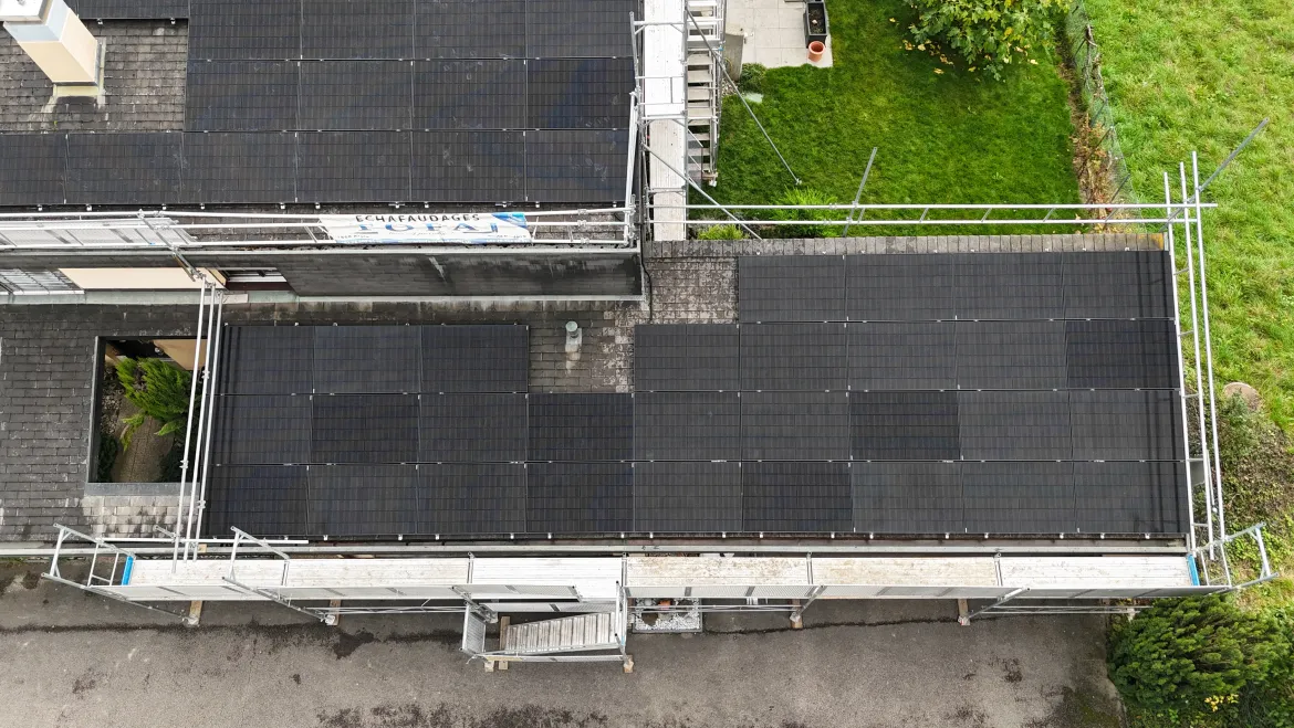 Vue aérienne d’une maison équipée de panneaux solaires sur son toit