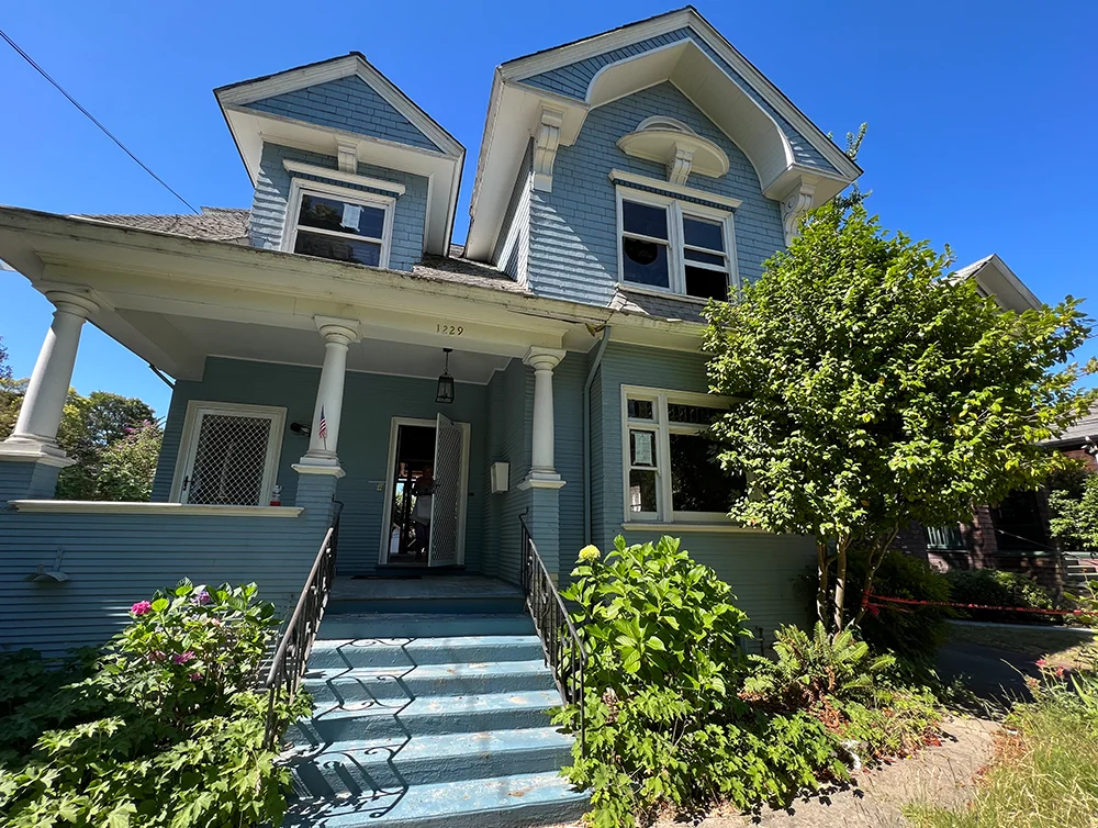 A historic home before being renovated by Global Arch Construction 