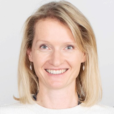 Portraitbild einer Frau mit blonden, schulterlangen Haaren