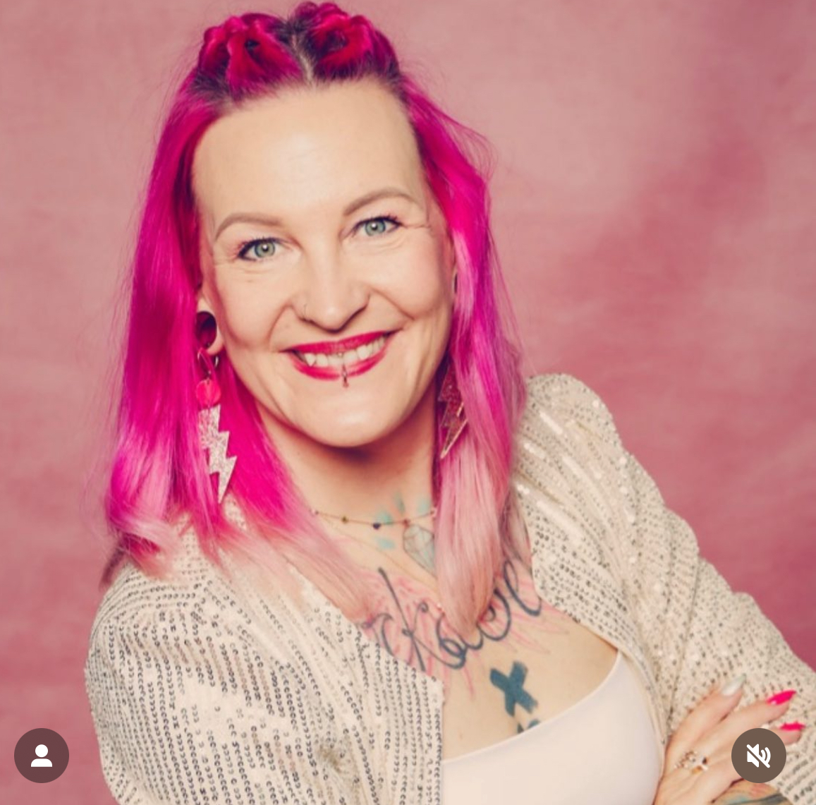 Lächelnde Frau mit pinken, schulterlangen Haaren