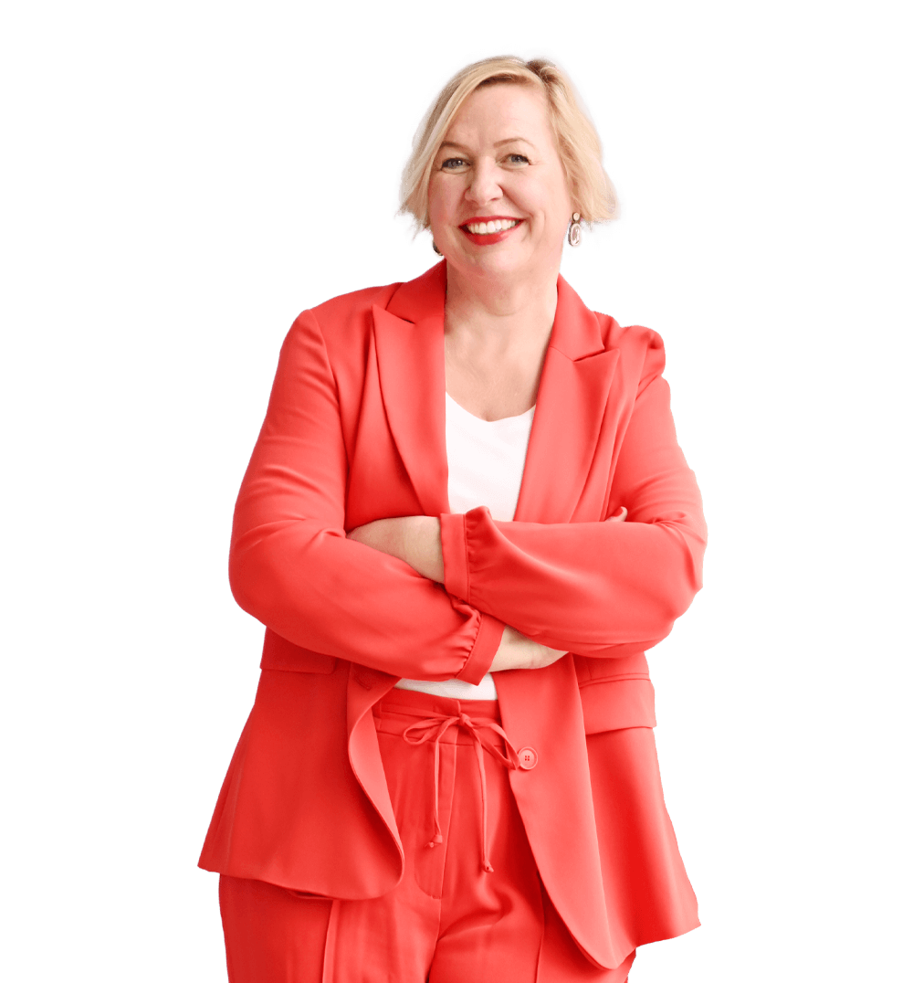 Lächelnde Frau steht lässig mit blondem Bobschnitt und knallrotem Blazer