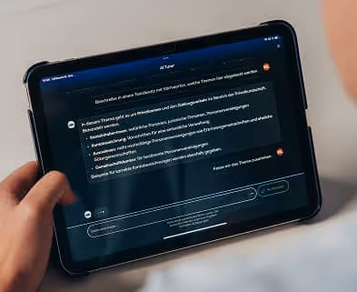 Hand tippt auf Tablet mit simpleclub-App. Zeigt digitales Lernen.
