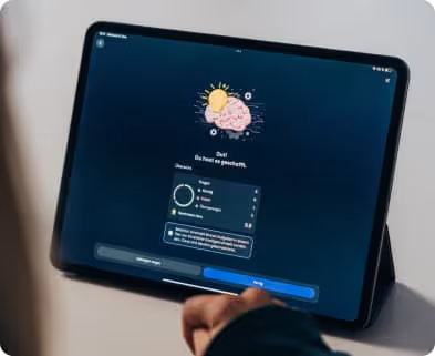 Tablet zeigt simpleclub-App mit Lernfortschritt und Illustration eines Gehirns. Symbolisiert Lernerfolg.
