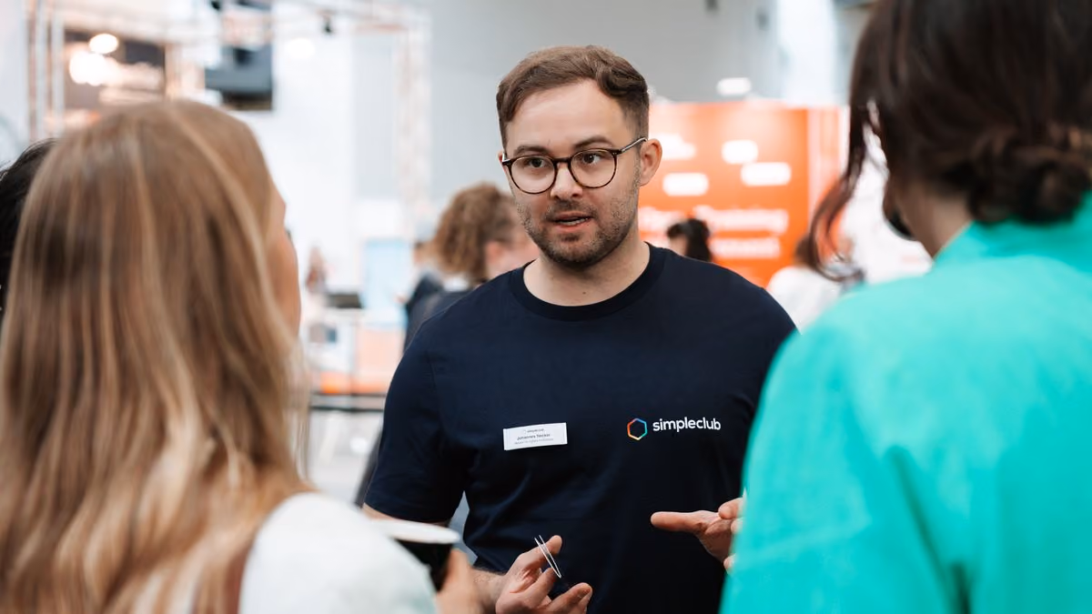 Beratungsgespräch zum Business Case am simpleclub-Stand