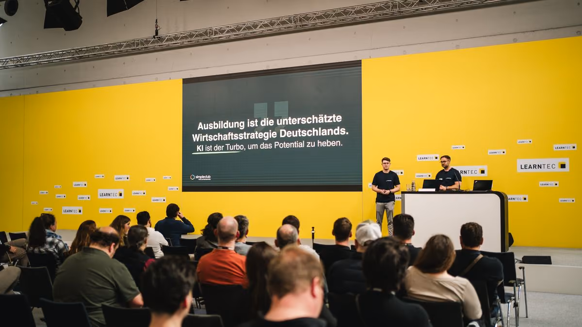 simpleclub-Vortrag über Ausbildung vor Publikum auf einer Messebühne