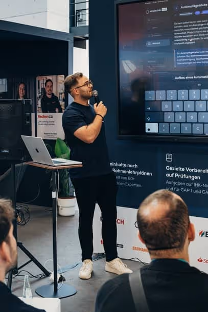Besucher an der Theke des simpleclub-Stands