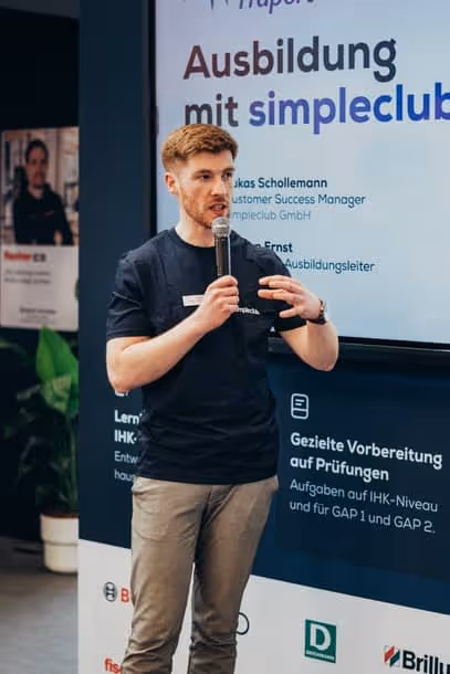 Das simpleclub-Team im Gespräch mit Messebesuchern