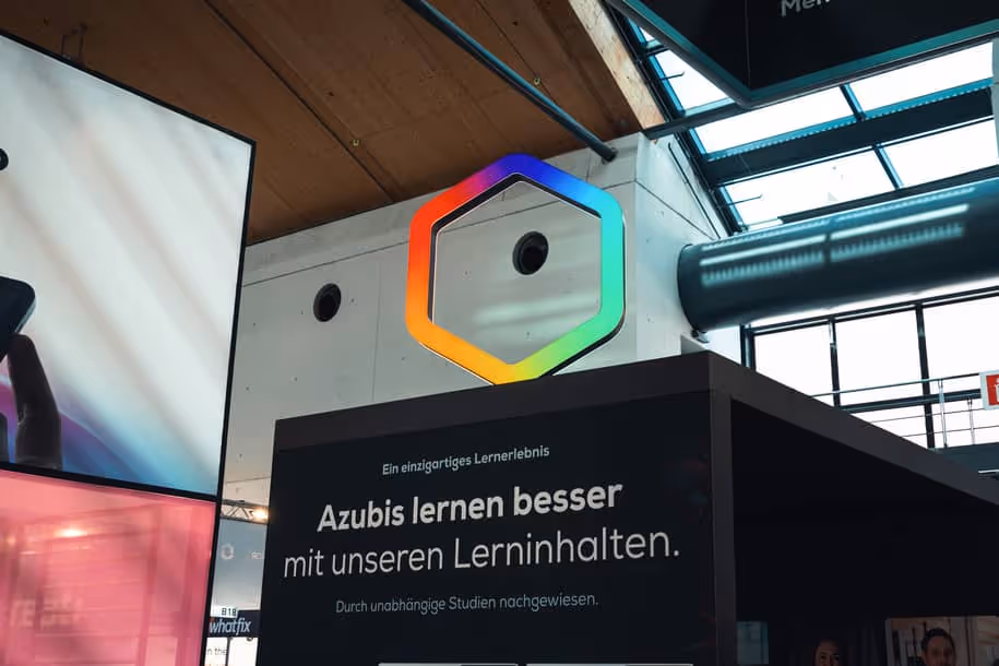 Beratungsgespräch am simpleclub-Stand