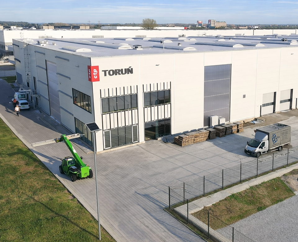 Budynek magazynowy CTPark Toruń z widocznym logo dewelopera i infrastrukturą zewnętrzną