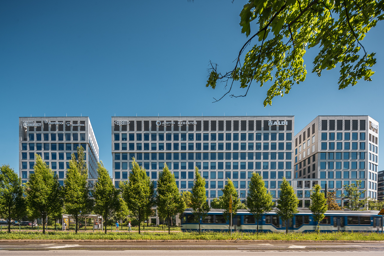 Elegancki budynek biurowy Brain Park B w Krakowie z nowoczesną fasadą i zielonym otoczeniem.