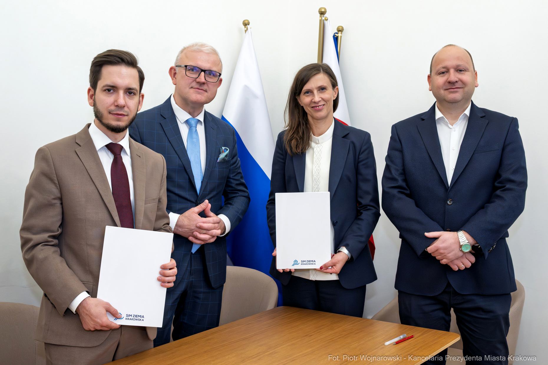 Prezydent Krakowa Aleksander Miszalski i Maria Klaman, zastępczyni prezydenta, rozmawiają na spotkaniu