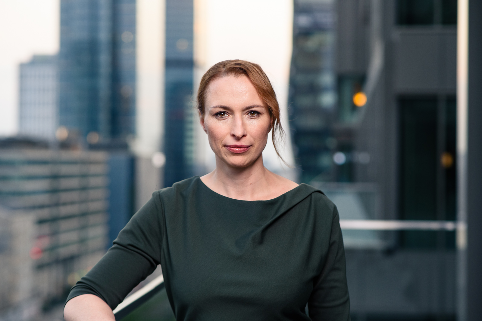 Dorota Osiecka, Partnerka i Dyrektorka Colliers Define, uśmiecha się na tle białego lub jasnego tła.