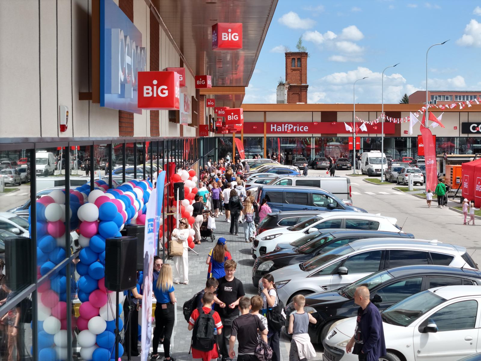 Wnętrze parku handlowego BIG Dzierżoniów z licznymi sklepami i dużą frekwencją odwiedzających w dniu otwarcia.