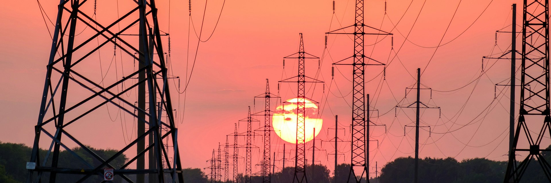 Operator sprawdzający serwery w nowoczesnym centrum danych z rzędami migających świateł, symbolizujący rosnące zapotrzebowanie na energię w sektorze cyfrowym.