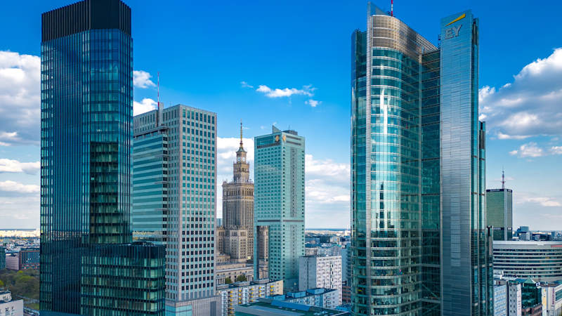 Panorama nowoczesnego centrum miasta z wieżowcami.