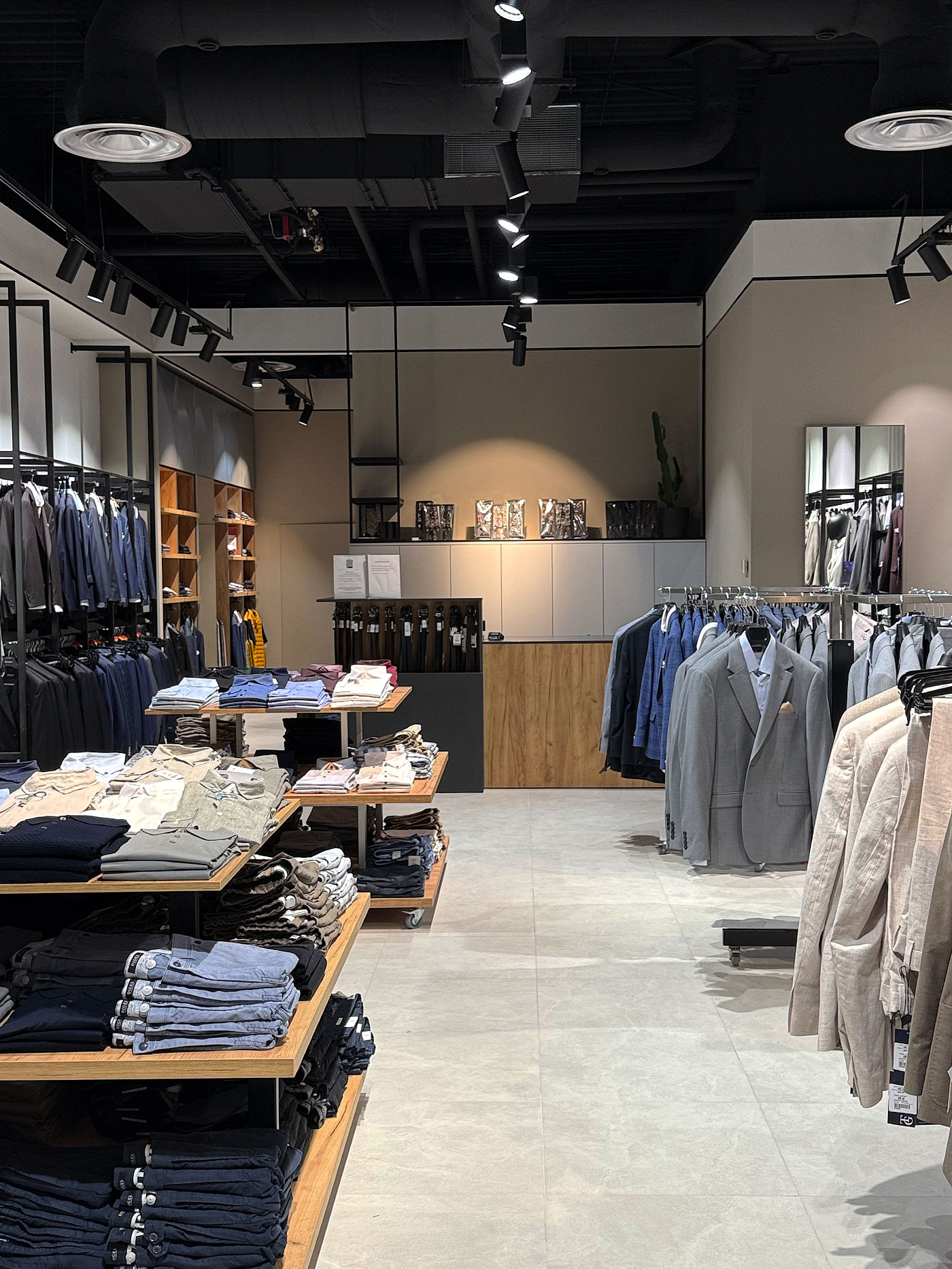 Ekspozycja kolekcji garniturów i marynarek w butiku Digel w Designer Outlet Sosnowiec