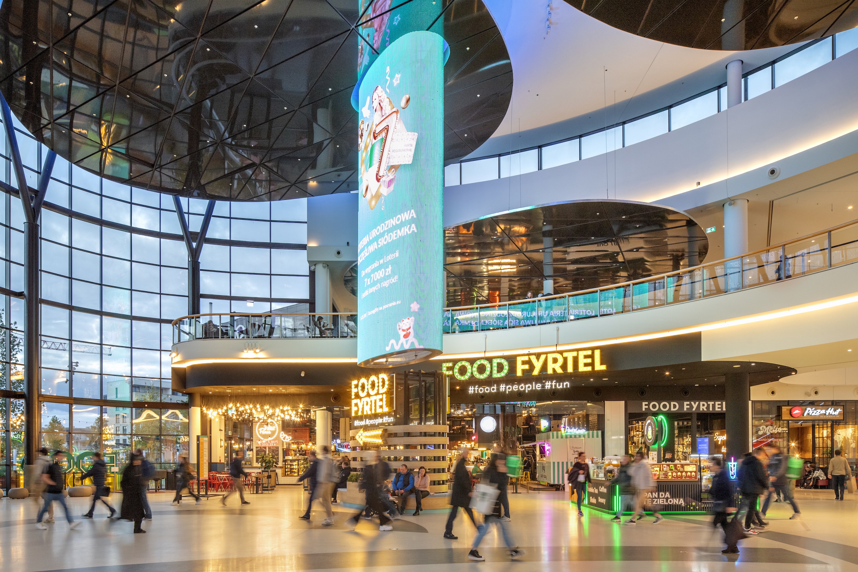 Wnętrze nowoczesnej galerii handlowej z przestronnym atrium i wielopoziomową strefą gastronomiczną Food Fyrtel.